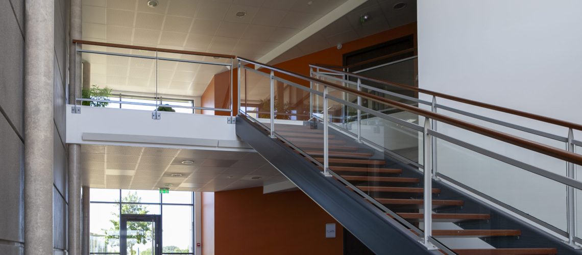 Entrée et Hall de bâtiment de bureaux moderne avec escalier en bois